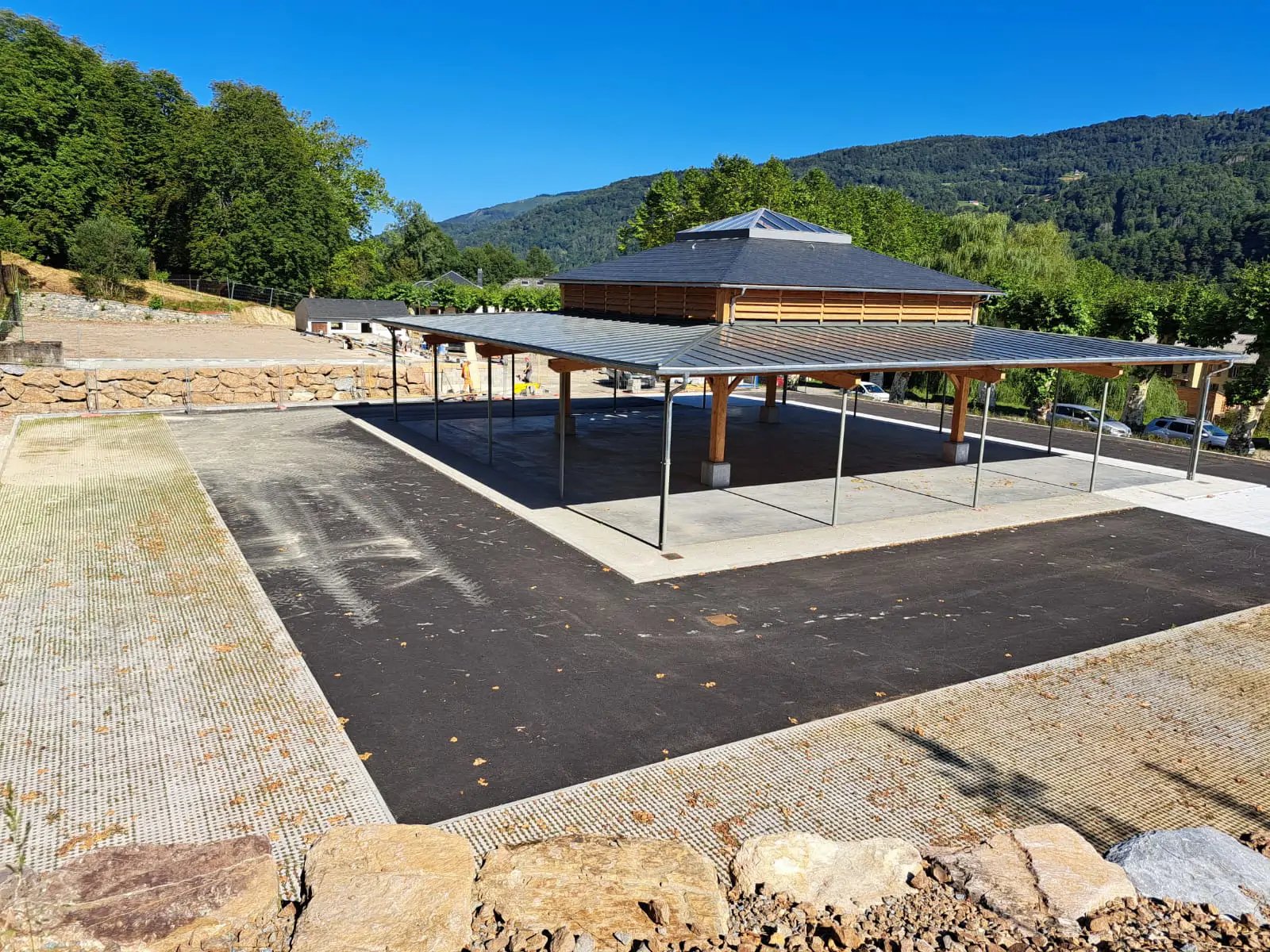 Création d'une halle couverte à Massat